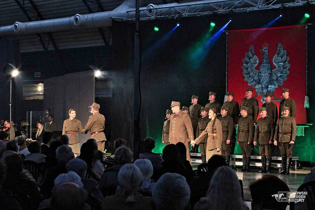 ŁUKÓW Reprezentacyjny Zespół Artystyczny Wojska Polskiego wystąpił w „Jedynce”.Pieśni i piosenki wojskowe.