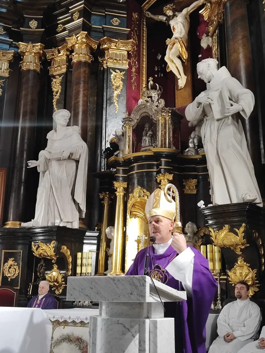 Biskup Grzegorz Suchodolski odwiedził Parafię Podwyższenia Krzyża Św. Ingres Biskupa z plebanii do kościoła i msza święta