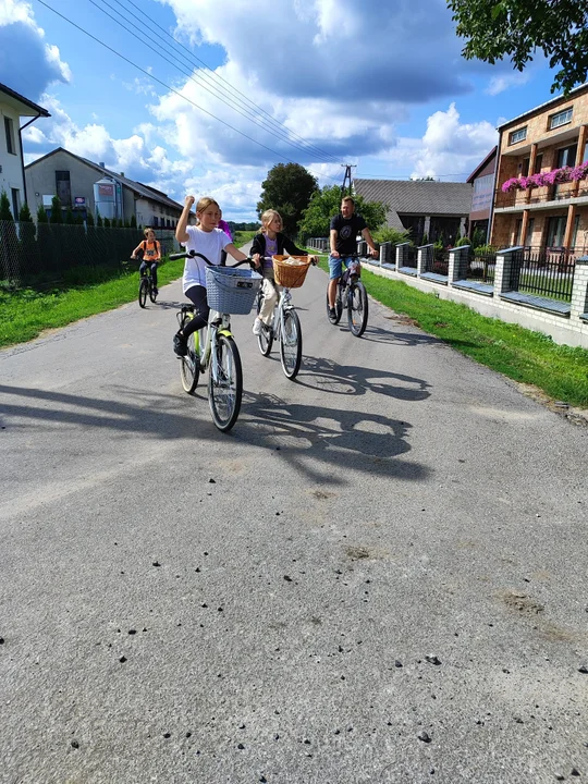 Rowerowy rajd z biblioteką w Trzebieszowie