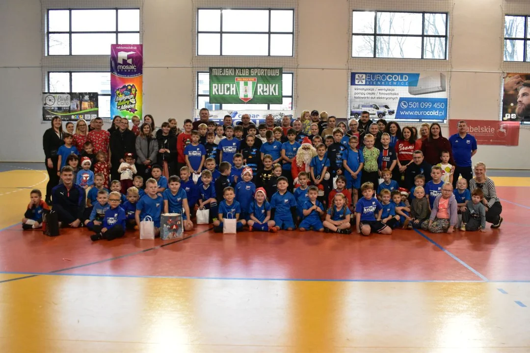 Piłkarze i piłkarki Amatora z prezentami od Mikołaja (zdjęcia)