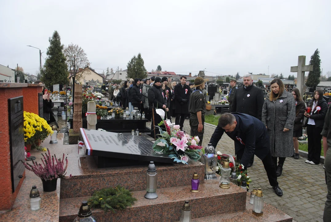 Kwiaty dla bohaterów walk o niepodległość. Uroczystość na cmentarzu w Lubartowie (zdjęcia) - Zdjęcie główne