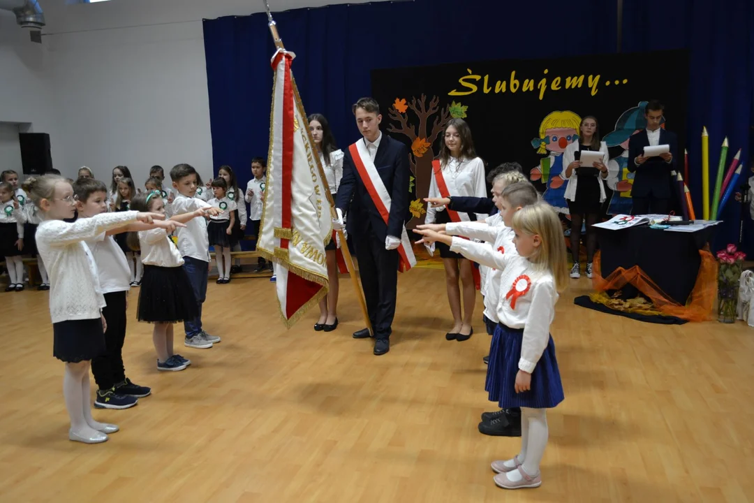 Pierwszaki z „Czwórki”  ślubowały. Każdy został uroczyście pasowany na ucznia