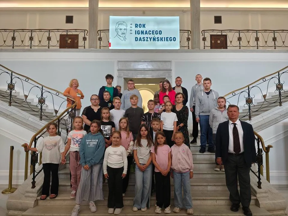 Wakacyjna wyprawa do stolicy. Uczestnicy „Lata z GOK-iem” odwiedzili Sejm i Wilanów (foto) - Zdjęcie główne