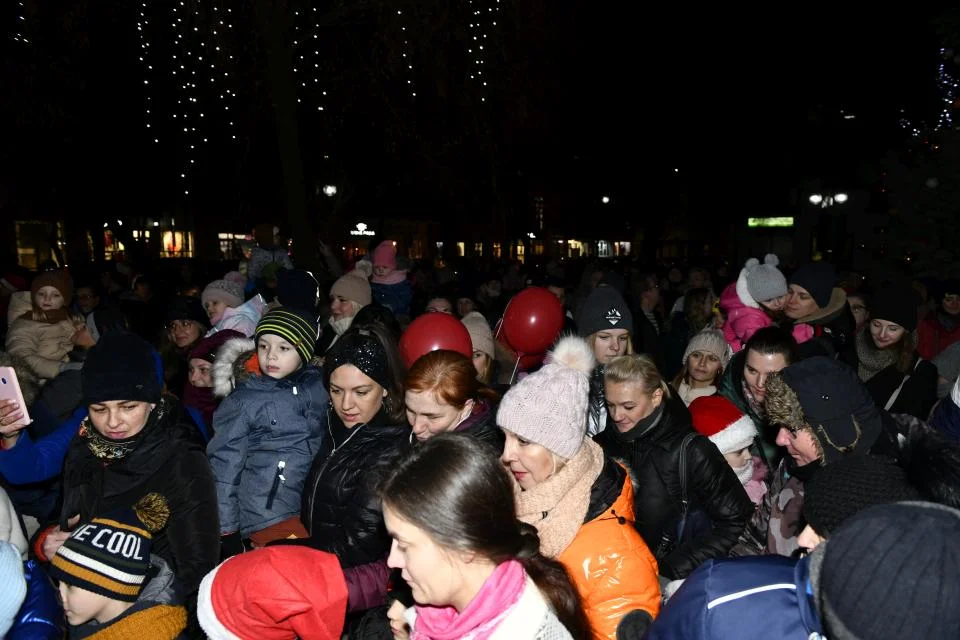 Mikołaj rozświetlił choinkę w Łukowie.(ZDJĘCIA) „W Świątecznej Krainie” na Placu Wolności i Solidarności - Zdjęcie główne