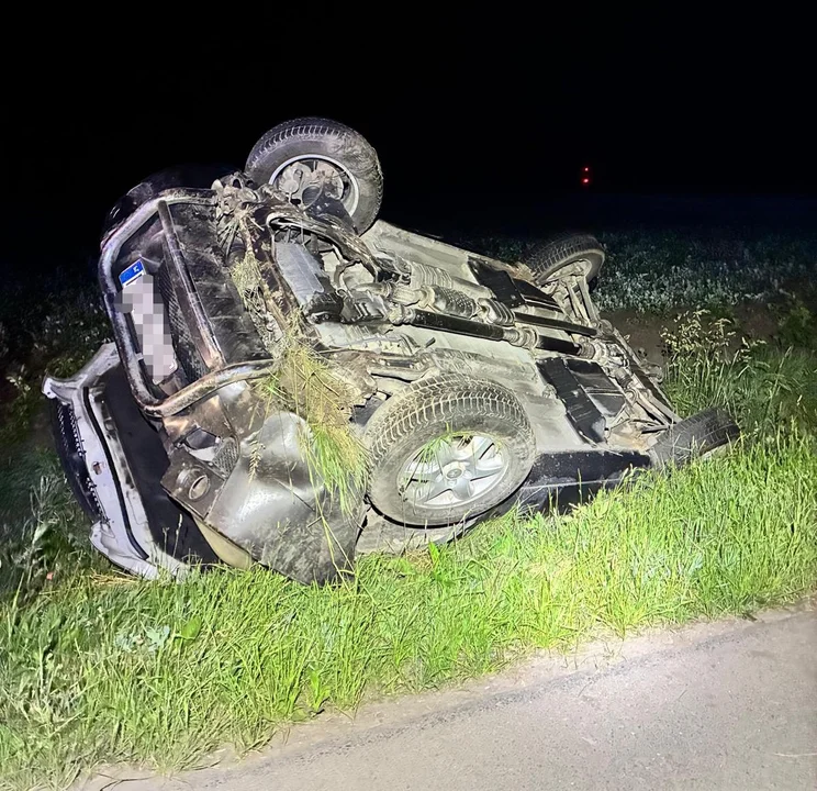 Lubelskie: Kierowca był na tyle nietrzeźwy, że stracił przytomność. Samochód dachował
