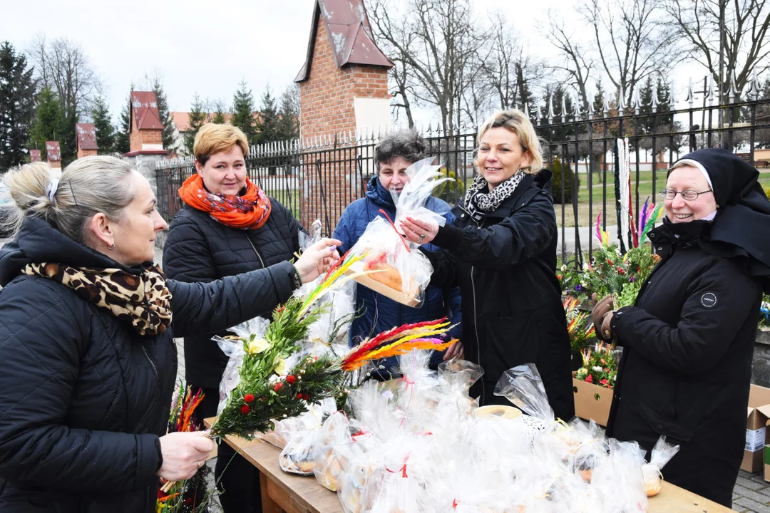 Kiermasz ozdób Wielkanocnych w Woli Gułowskiej ( zdjęcia) Wsparcie dla sióstr Karmelitanek i ich podopiecznych - Zdjęcie główne