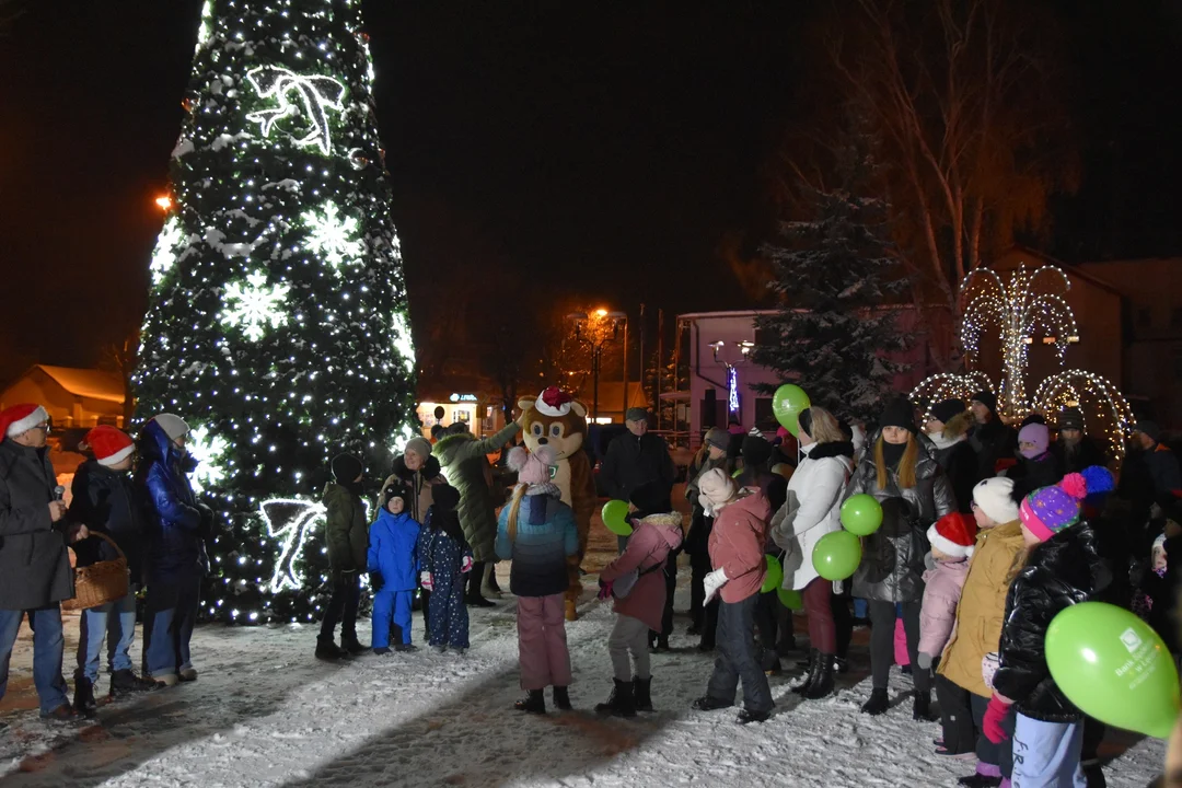 W Puchaczowie czuć magię świąt! Efektowna choinka rozświetliła rynek [ZDJĘCIA] - Zdjęcie główne