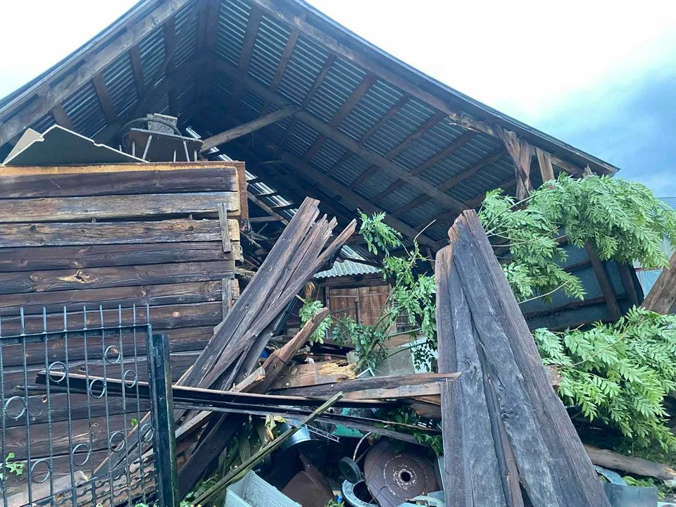 Mizary gdzie z trzech budynków gospodarczych wiatr zerwał dachy, jeden z budynków uległ częściowemu zawaleniu.