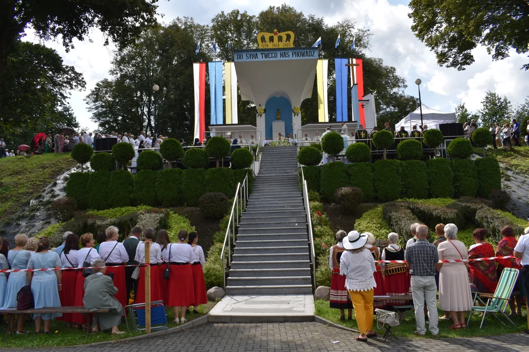 Tłumy wiernych u stóp Kębelskiej Pani (galeria) - Zdjęcie główne