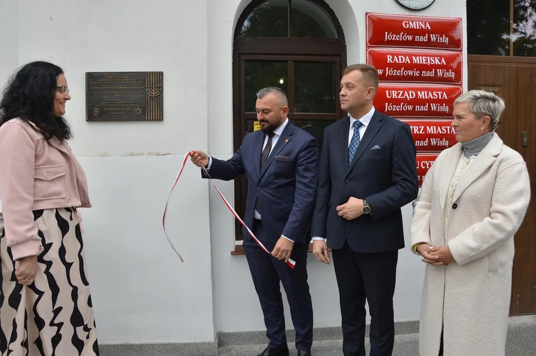 Odsłonięcie tablicy pamiątkowej poświęconej Żydom z Józefowa nad Wisłą zamordowanym podczas akcji "Reinhard"