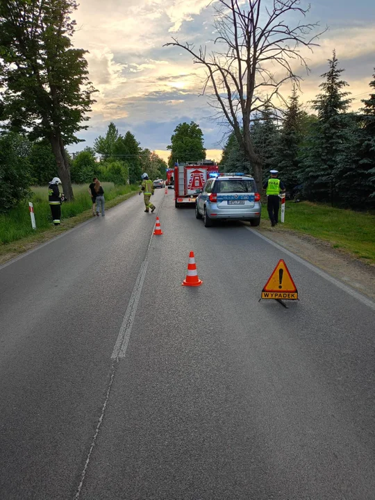 Toyotą uderzył w drzewo. Dwie osoby w szpitalu - Zdjęcie główne