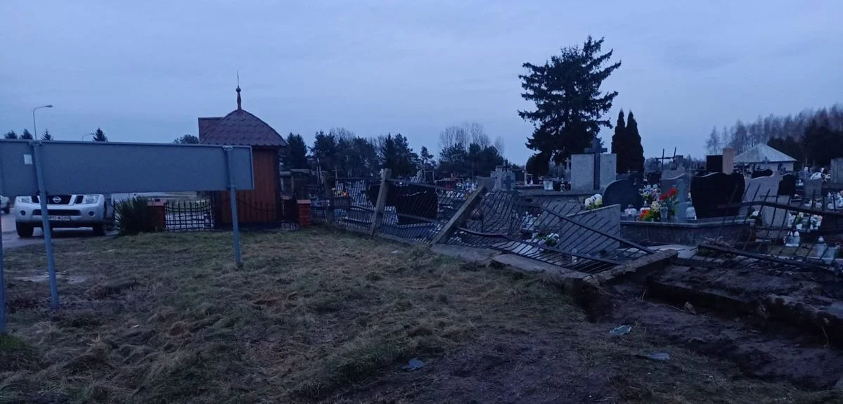 54-latek z pow. bialskiego wjechał w płot cmentarza. Uszkodził nagrobki - Zdjęcie główne