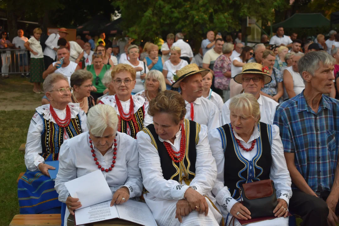 Występy lokalnych zespołów, gwiazda wieczoru "BOYS" oraz świętujący mieszkańcy powiatu