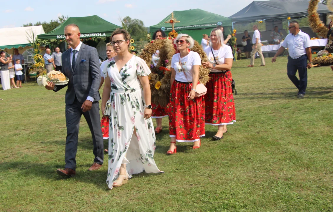 Korowód dożynkowy w Ostrówku