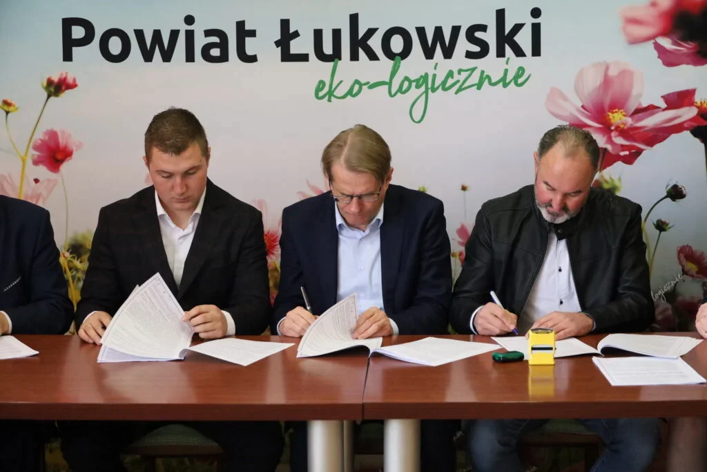 Podpisanie umów na budowę chodników w powiecie łukowskim