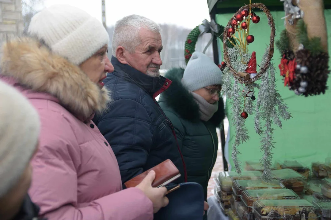 Koło Gospodyń Wiejskich w Zimnej Wodzie zaprosiło na kiermasz świąteczny na pomoc Marcie Ochnik