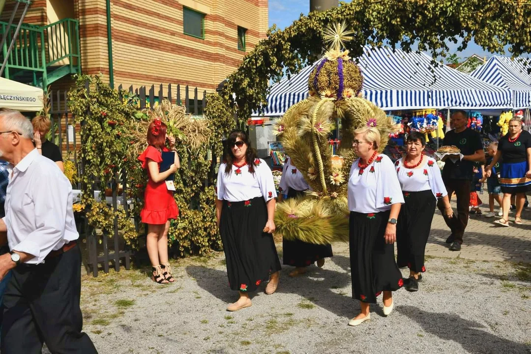 Przed finałem w Warszawie „Charlężanki” ze Spiczyna stworzyły najpiękniejszy wieniec dożynkowy! ZDJĘCIA - Zdjęcie główne