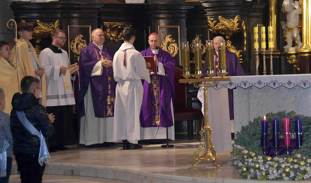 Biskup Grzegorz Suchodolski odwiedził Parafię Podwyższenia Krzyża Św. Ingres Biskupa z plebanii do kościoła i msza święta