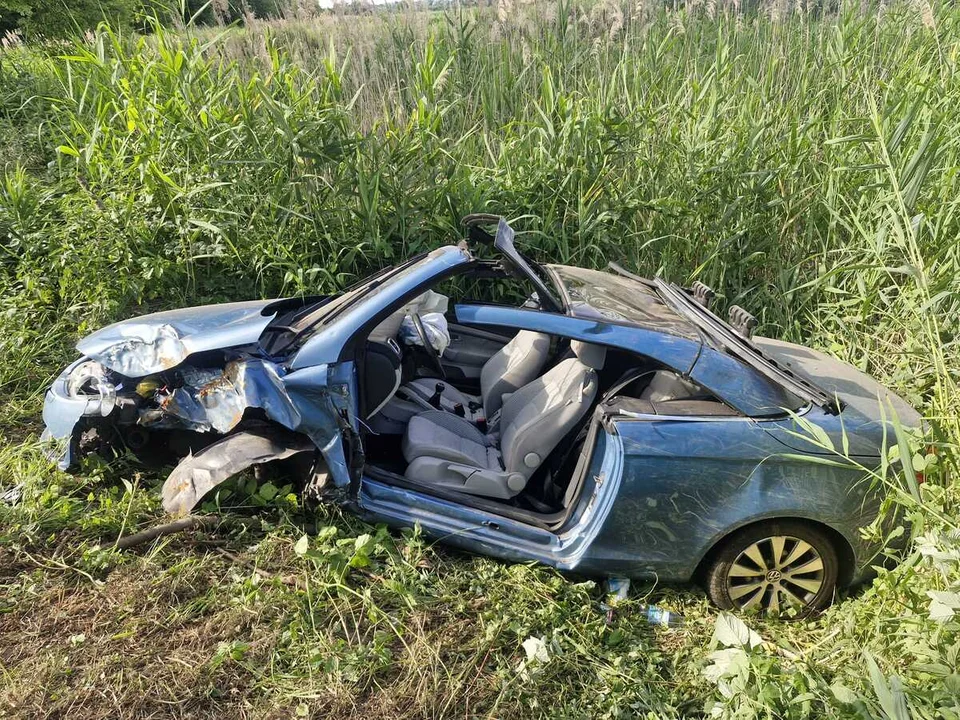 Ryki: Kierowca zasłabł za "kółkiem". Samochód dachował i wjechał do stawu