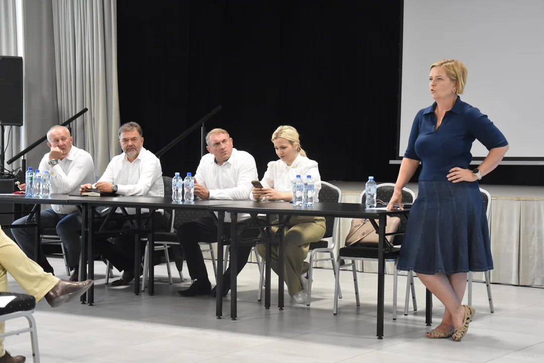 Rolnicy załamują ręce, a ziemia pęka. Czy te urządzenia naprawdę odpędzają deszcz? (foto) - Zdjęcie główne