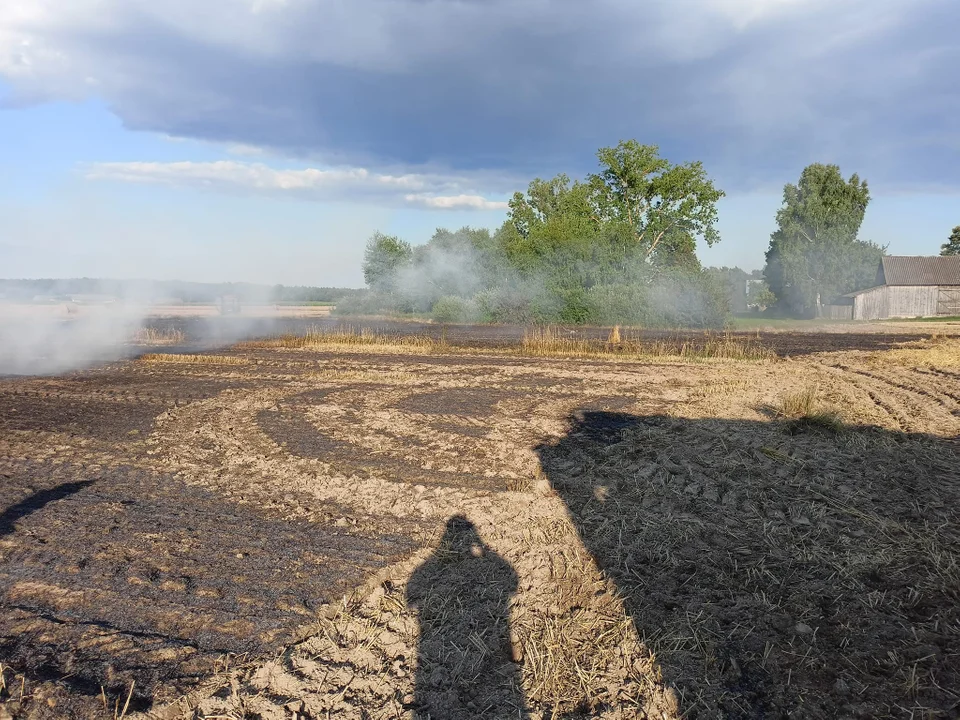 Pożar w gminie Serokomla. Od maszyny zapaliła się słoma