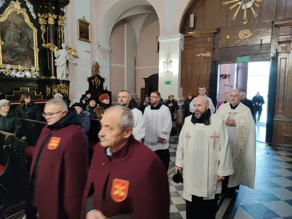 Biskup Grzegorz Suchodolski odwiedził Parafię Podwyższenia Krzyża Św. Ingres Biskupa z plebanii do kościoła i msza święta