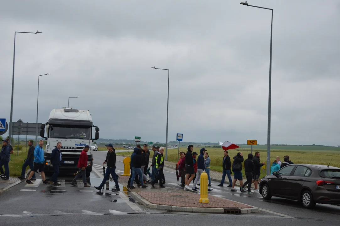 Protest producentów malin w Opolu Lubelskim. Dzień drugi