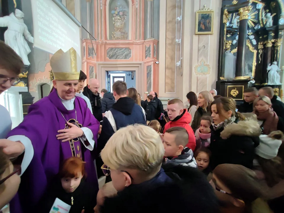 Dzieci z rodzicami modliły się podczas mszy św. z udziałem Bpa Grzegorza Suchodolskiego. Błogosławieństwo przez nałożenie rąk