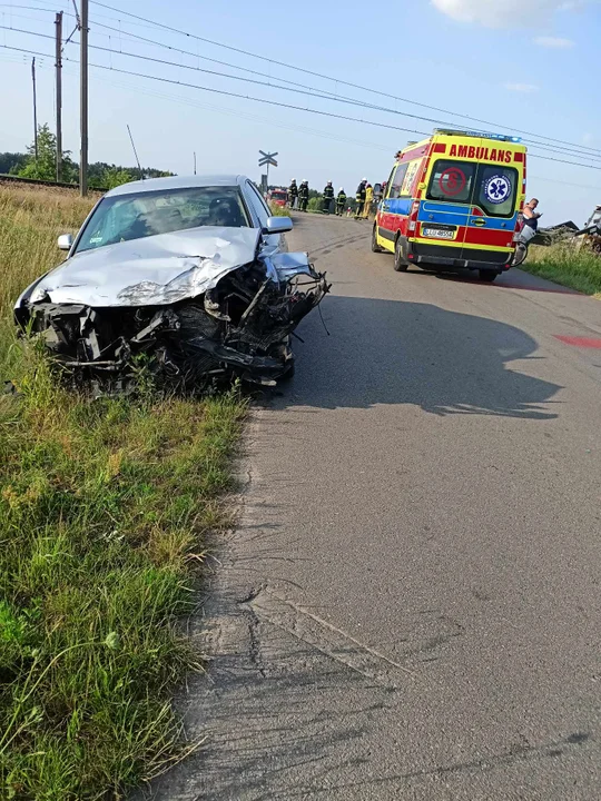 Wjechał pod lokomotywę, bo oślepiło go słońce (zdjęcia) Nowe fakty w sprawie wczorajszego wypadku na przejeździe w Dąbiu - Zdjęcie główne