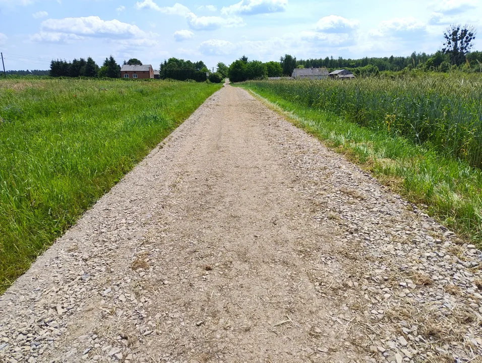 Nowa technologia na gruntówkach. Gmina Puławy testuje recykler drogowy (zdjęcia)