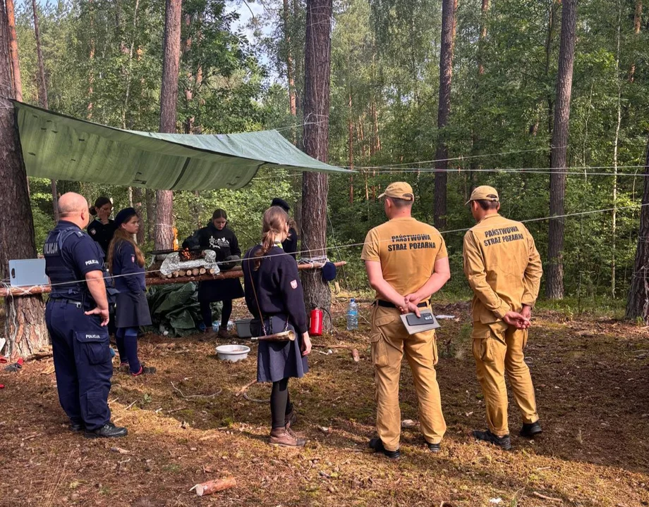 Policjanci i strażacy odwiedzili obóz harcerski