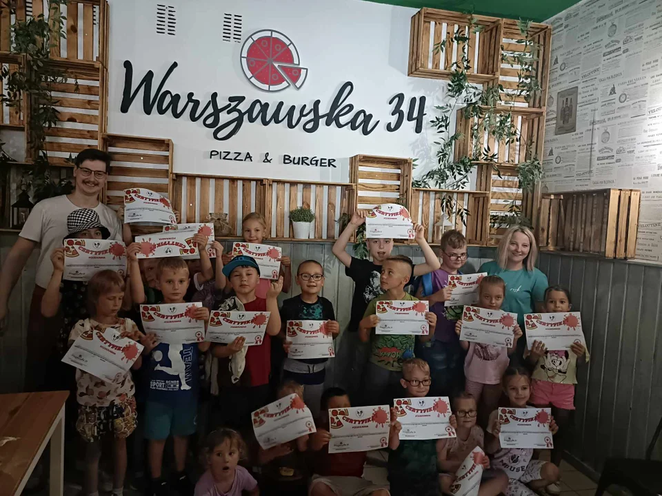 Pizzeria Warszawka 34 uczy najmłodszych sztuki przygotowywania smakowitej pizzy - Zdjęcie główne