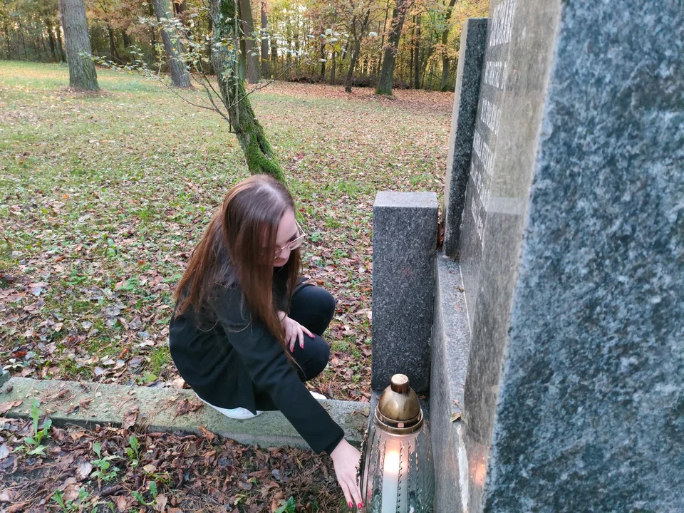 Uczniowie "Rolnika" zadbali o nagrobki na łukowskich cmentarzach