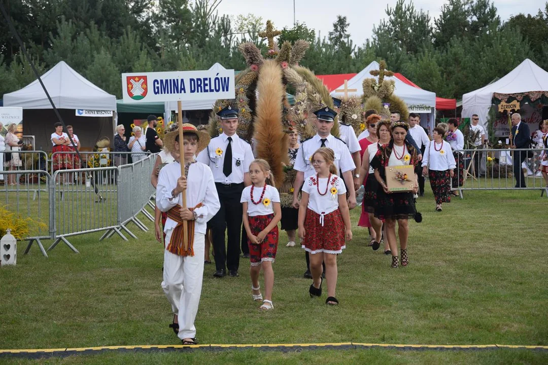 Dożynki Powiatowe w Drelowie 2023. Korowód i prezentacja wieńców