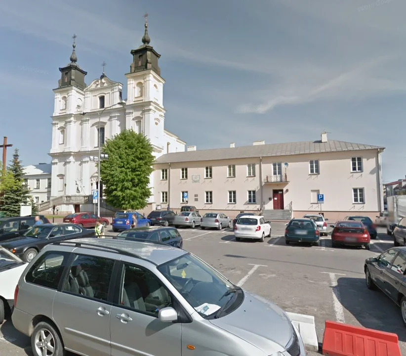 Parking przed Kościołem Przemienienia Pańskiego obecnie