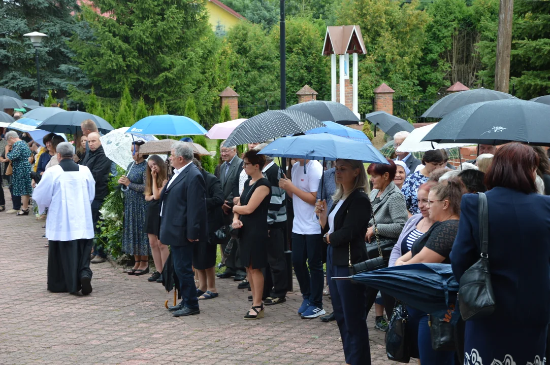 Uroczystość pogrzebowa proboszcza parafii w Ratoszynie ks. Józefa Rychtera