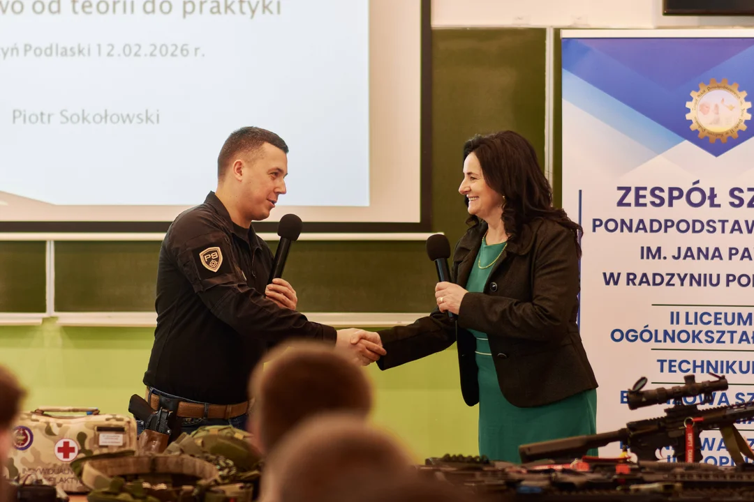 Strzelectwo od teorii do praktyki. Niezwykłe zajęcia w radzyńskim ZSP - Zdjęcie główne