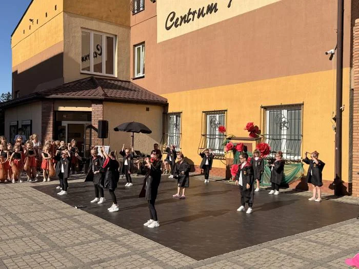 Gala pełna rytmu przed Centrum Kultury w Łęcznej - Zdjęcie główne