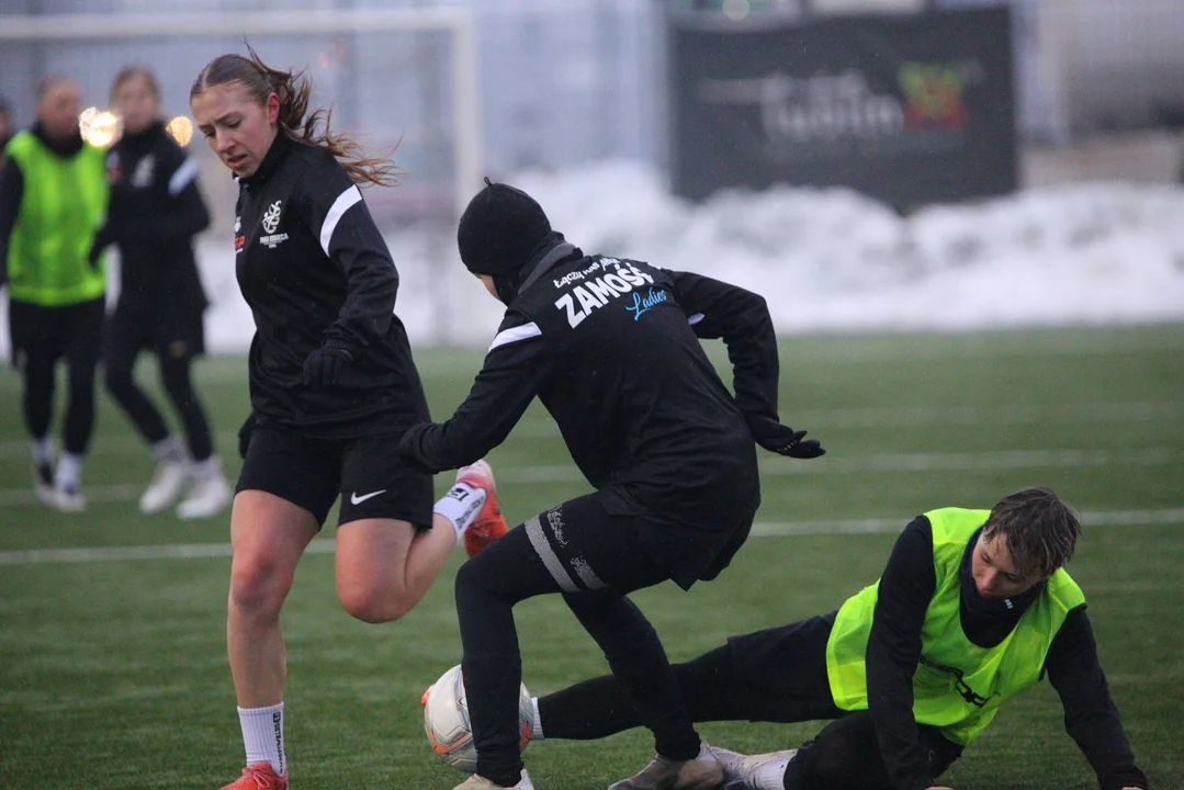 Piłkarki z Zamościa silniejsze niż mróz i ... wielu facetów - Zdjęcie główne