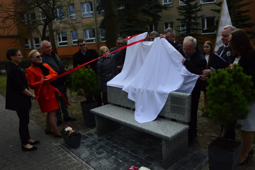 Uroczyste odsłonięcie ŁAWECZKI PROF. RUDOLFA PROBSTA przy I Liceum Ogólnokształcącym w Radzyniu - Zdjęcie główne