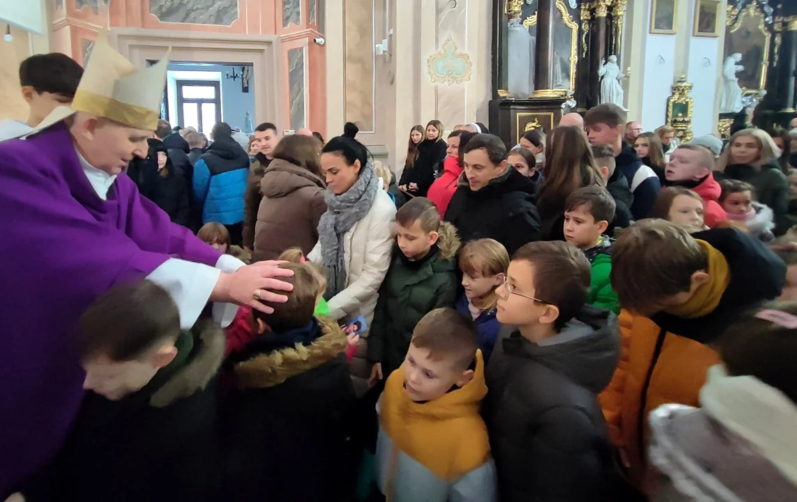 Dzieci z rodzicami modliły się podczas mszy św. z udziałem Bpa Grzegorza Suchodolskiego. Błogosławieństwo przez nałożenie rąk