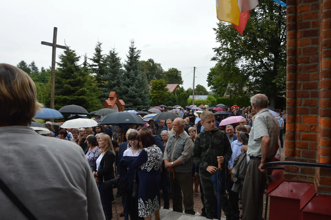 Uroczystość pogrzebowa proboszcza parafii w Ratoszynie ks. Józefa Rychtera