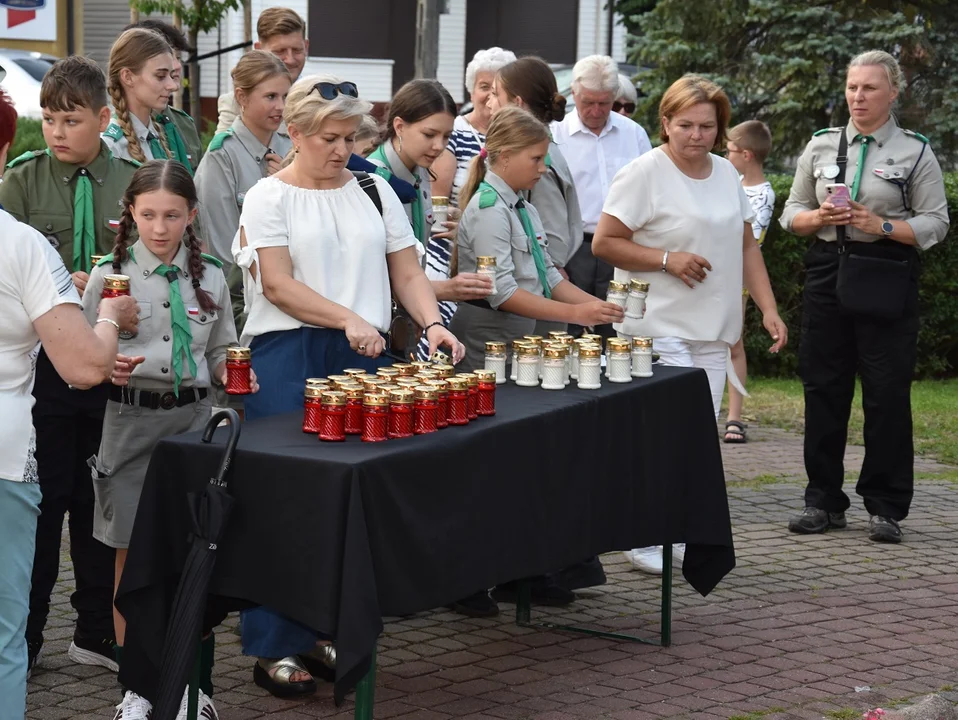 Łaskarzew:  Ułożyli symbol Polski Walczącej ze zniczy, nadawało Kino Plenerowe „Dywizjon 303” [Zdjęcia Cz. 2] - Zdjęcie główne