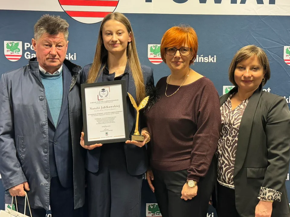 Stypendia naukowe Starosty Powiatu Garwolińskiego. "Wasza ciężka praca, pasja i konsekwencja pokazują, że warto wierzyć we własne możliwości"