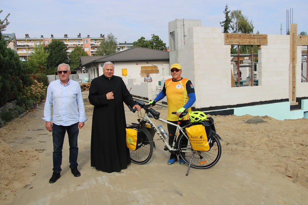 Janusz Kobyłka jedzie dla hospicjum w Lubartowie (zdjęcia) - Zdjęcie główne