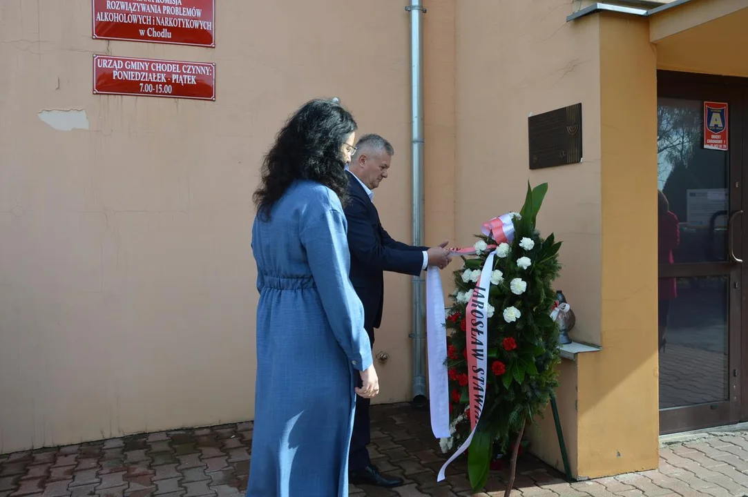 Uroczystość odłonięcta tabicy pamiątkowej poświęconej chodelskim Żydom zamrodowanym podczas akcji „Reinhardt”