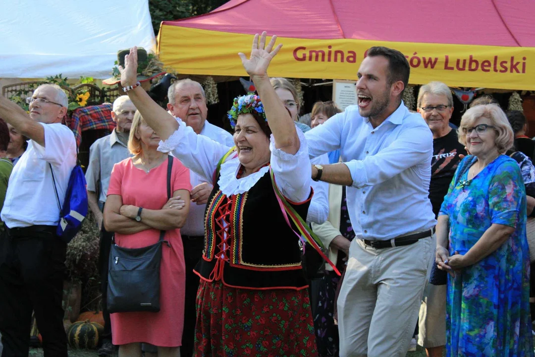 Ale się dzieje. Czarnek całuje, Kanthak tańcuje. Dożynki powiatowe w Ostrowie Lubelskim. (ZDJĘCIA) - Zdjęcie główne