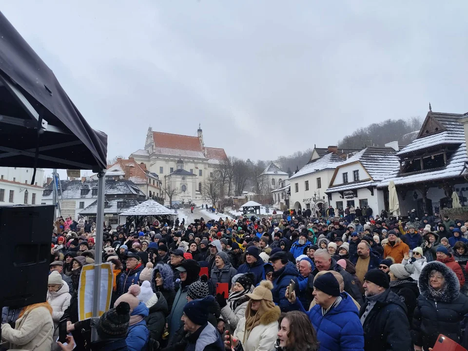 Kazimierz znów zaśpiewał Lipce. Śnieg i mróz nie zatrzymały fanów (foto, video) - Zdjęcie główne