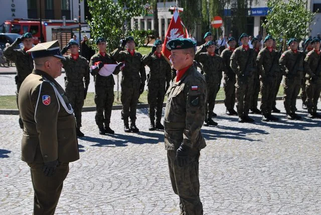 Poniatowa oddała hołd bohaterom Bitwy Warszawskiej. Uroczystości z udziałem żołnierzy 18. Brygady (foto) - Zdjęcie główne