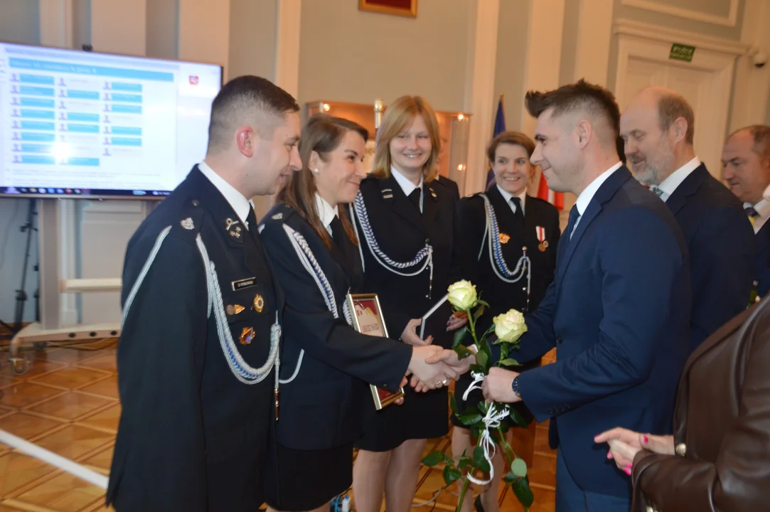 Podziękowania dla żeńskiej jednostki OSP w Wierzchoniowie z okazji 15-lecia istnienia